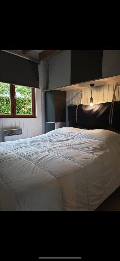 Gite Chalet Bleu Soleil Saint-Benoit-d'Hebertot Extérieur photo