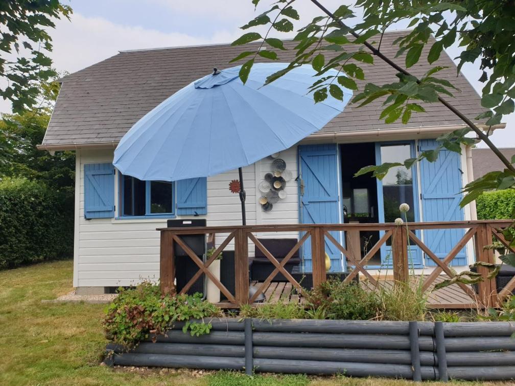 Gite Chalet Bleu Soleil Saint-Benoit-d'Hebertot Extérieur photo
