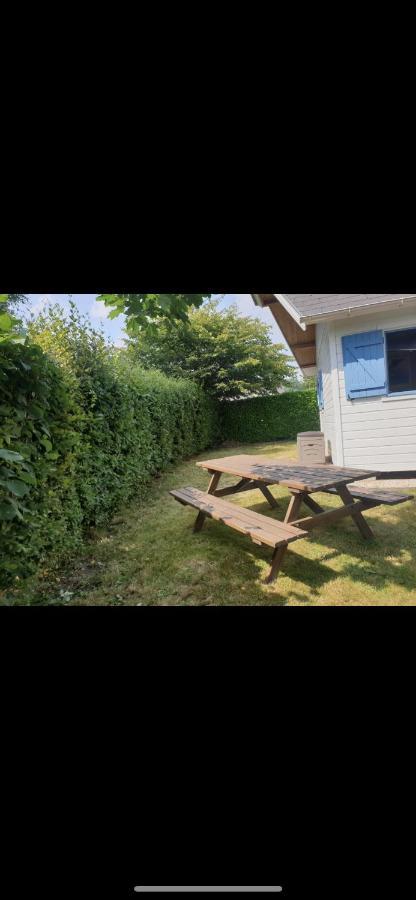 Gite Chalet Bleu Soleil Saint-Benoit-d'Hebertot Extérieur photo